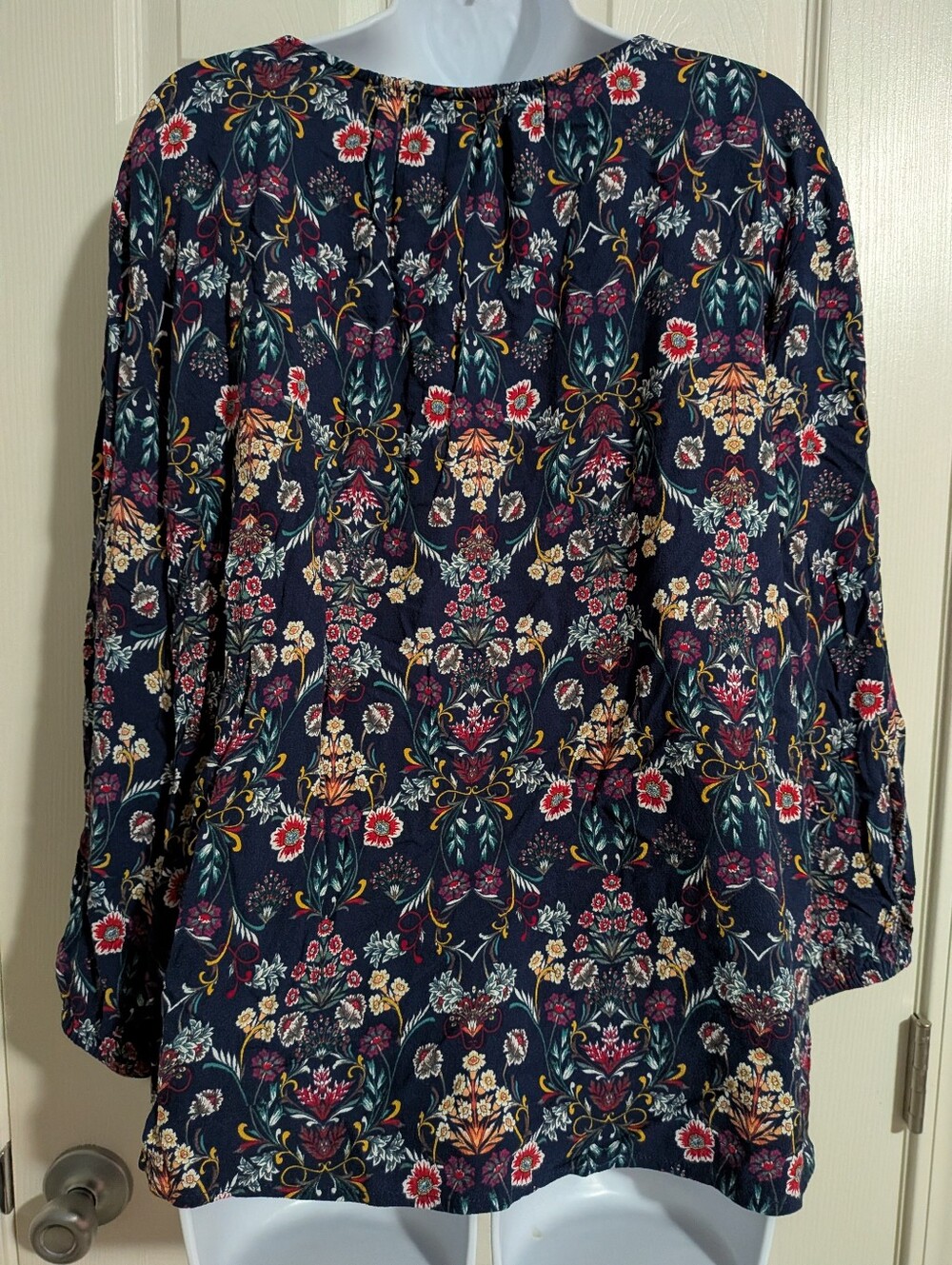 Women's 2X St. John's Bay Dark Floral Blouse - Picture 6 of 6